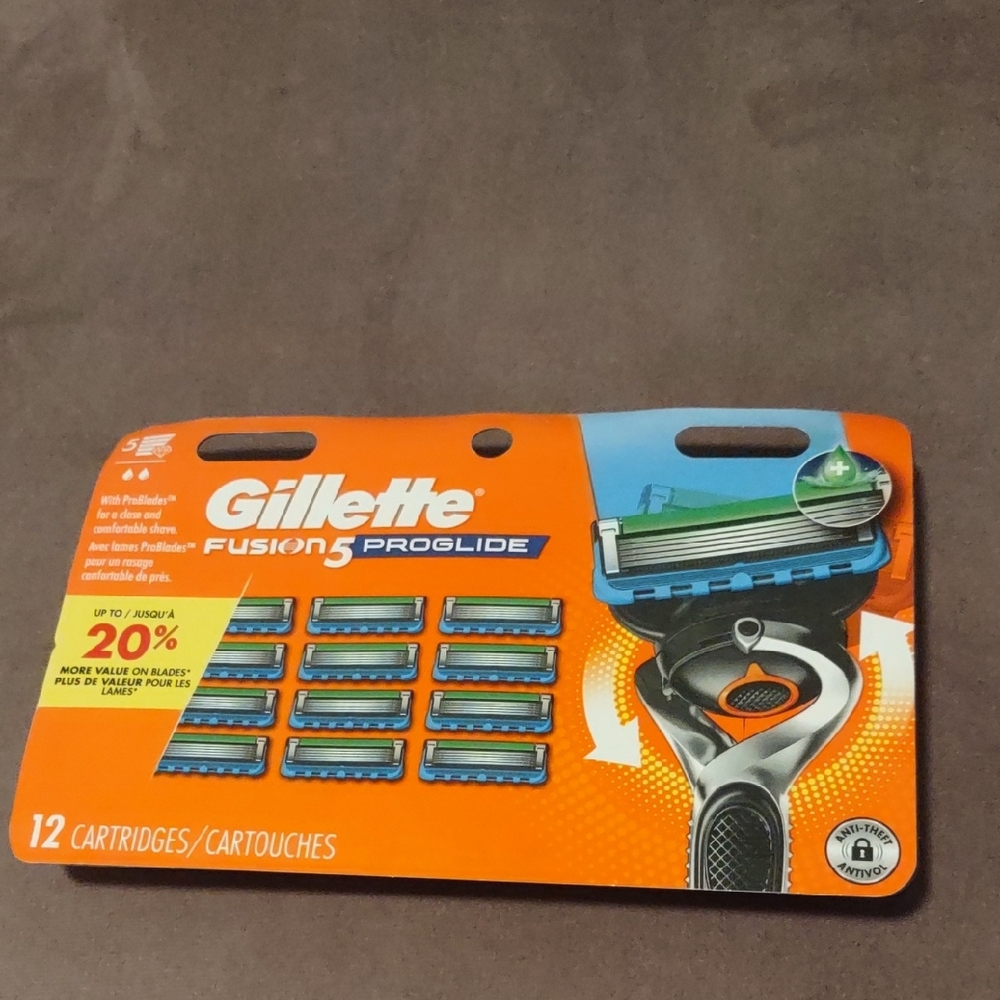 Gillette Fusion5 ProGlide Razor With Precision Trim Cartridges - Black and Blue